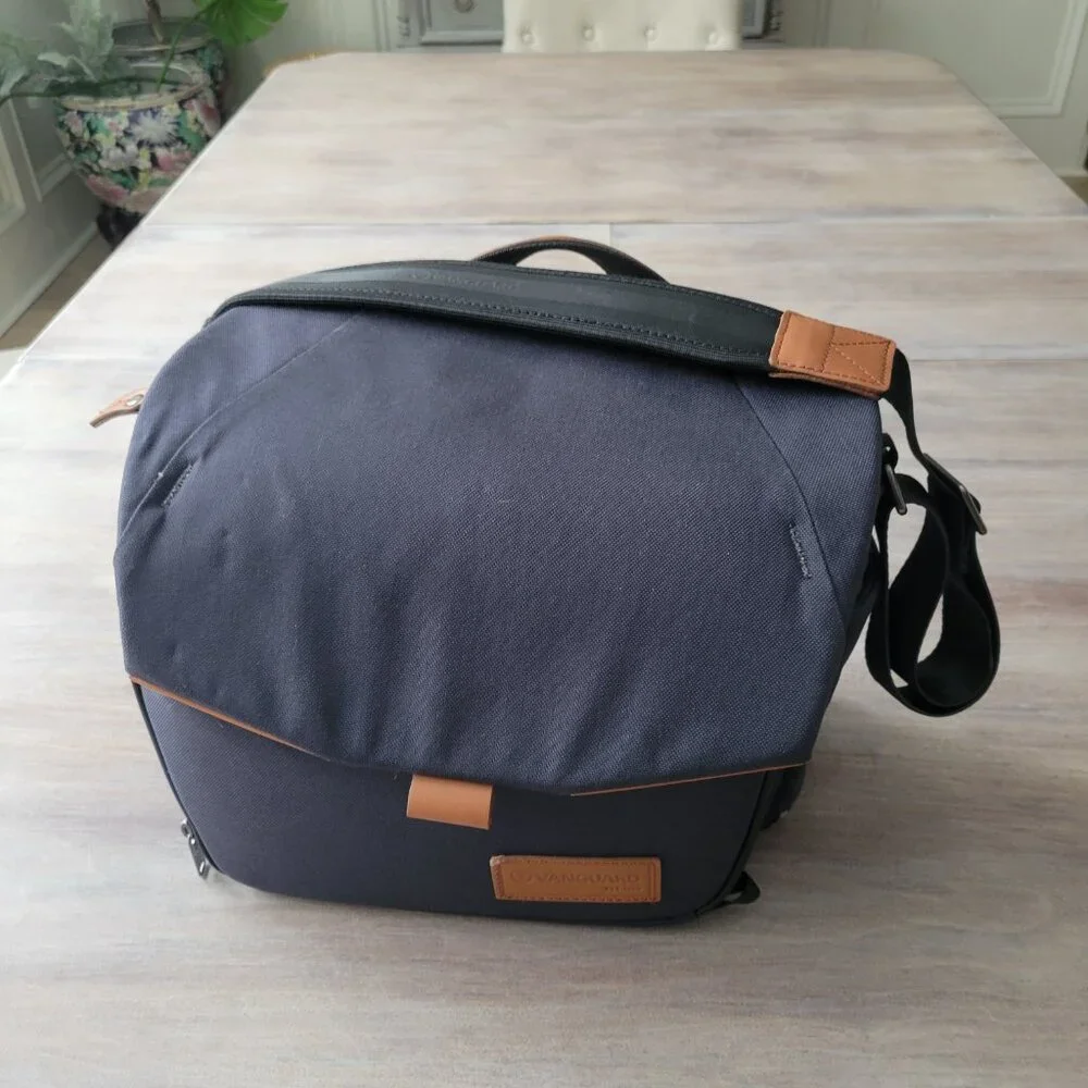 Vanguard Versatile Camera Tech Shoulder Bag Padded DSLR Mirrorless Urban